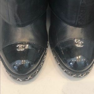 100% authentic CHANEL classic chain detail…